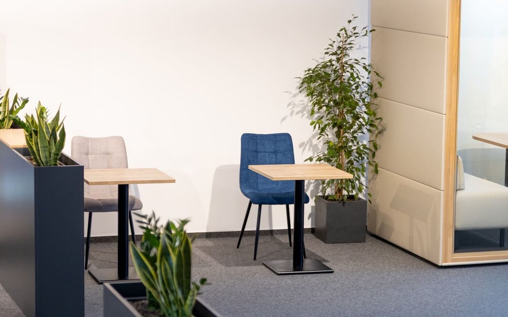 Samostatná coworkingová místa oddělená zelení
