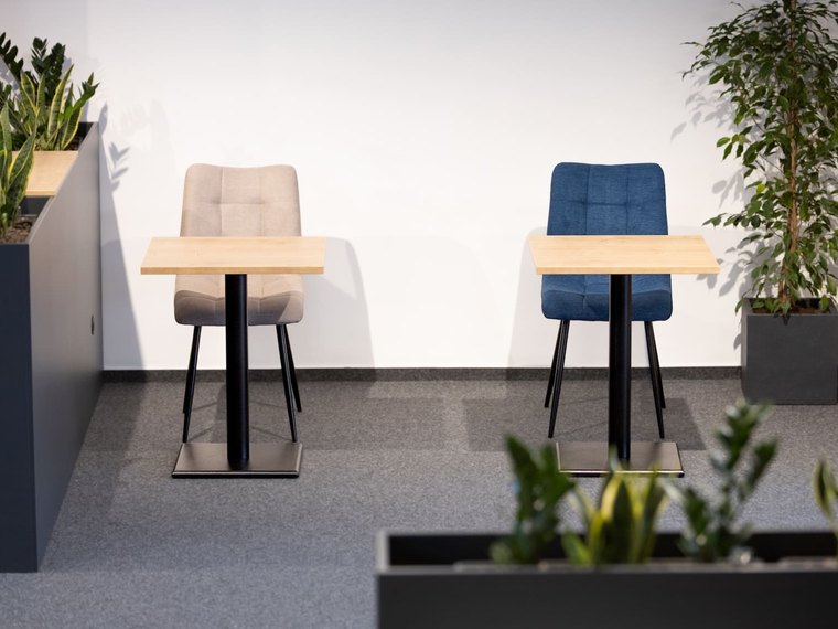 Coworkingové místo u okna